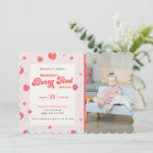 Aardbei 1e verjaardag met foto-zomeruitnodiging kaart (Staand voorkant)