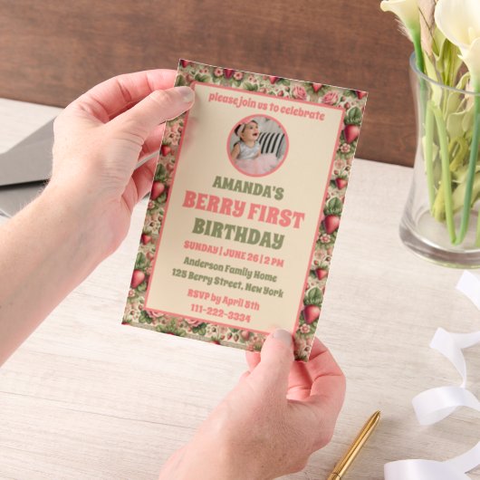  aardbei 1e verjaardagsfeestje foto vellum uitnodigingen (Draagbaar)