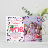 Aardbei BerrySweet FIRST Birthday Uitnodiging (Staand voorkant)