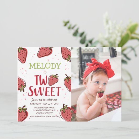 Aardbei Birthday Party ・ Two Sweet Invitation Kaart (Staand voorkant)