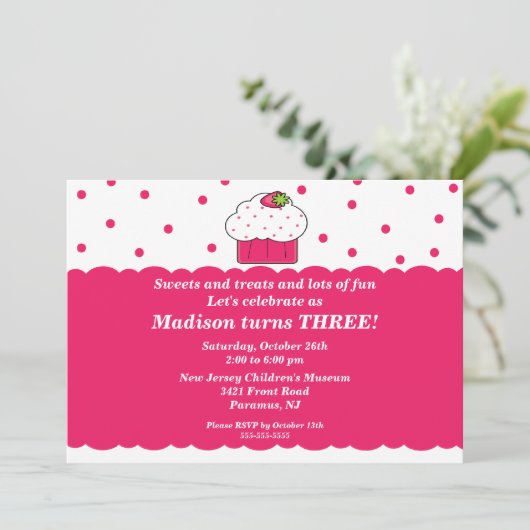 Aardbei Cupcake Birthday Uitnodiging (Staand voorkant)