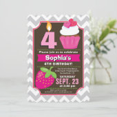 Aardbei Cupcake Girl Verjaardag Uitnodiging (Staand voorkant)