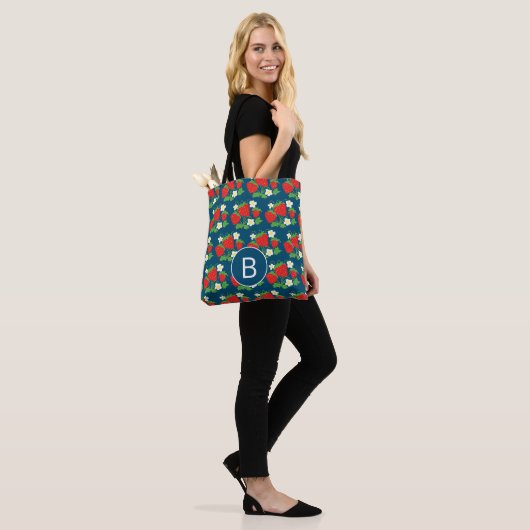 Aardbei- en bloemenblauw patroon tote bag (Op model)