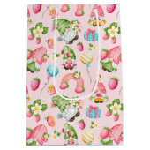 Aardbei Gnome Garden Little Girl's Birthday Medium Cadeauzakje (Achterkant)