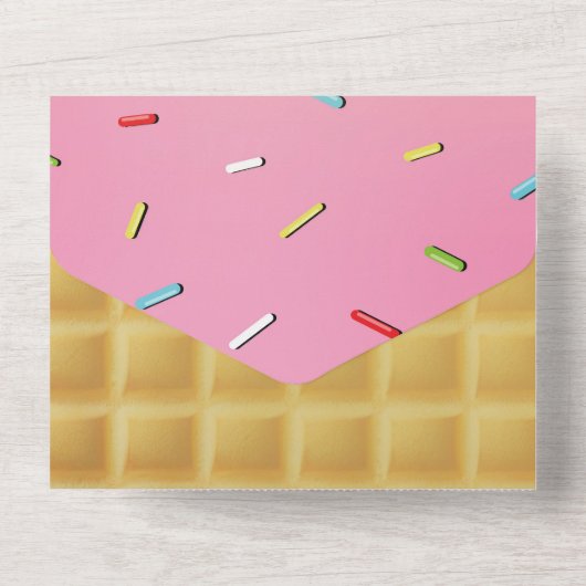 Aardbei Ice Cream Waffle Cone Verjaardag All In One Uitnodiging (Achterkant)