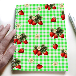 Aardbei ontwerp op groene gingham eenvoudig notitieboek