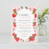 Aardbei Roze Gingham Meisje Baby shower Invite Kaart (Staand voorkant)