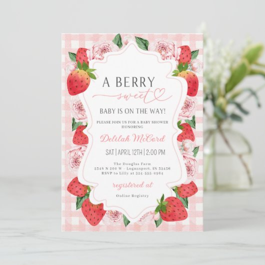 Aardbei Roze Gingham Meisje Baby shower Invite Kaart (Staand voorkant)