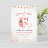 Aardbei Sweet One First Birthday Uitnodiging (Staand voorkant)