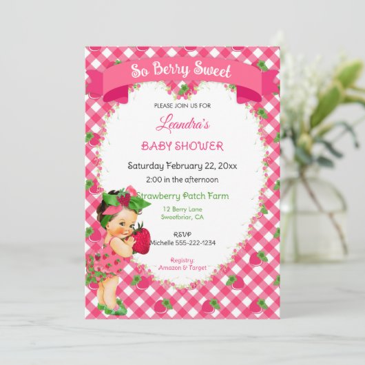 Aardbei thema baby meisje gingham roze groen kaart (Staand voorkant)