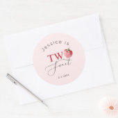 Aardbei twee lief verjaardagsfeest ronde sticker (Envelop)