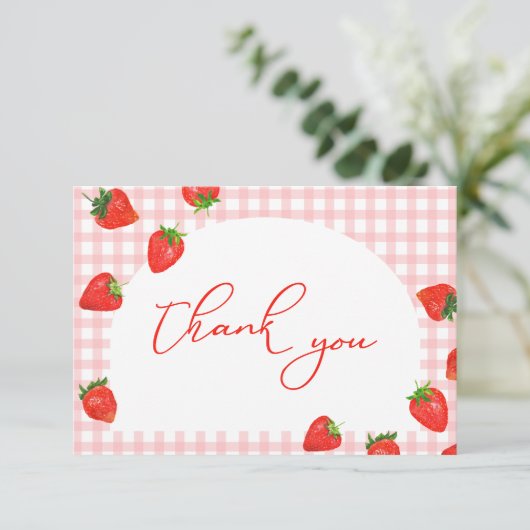 Aardbei verjaardag roze geruite bes bedankkaart (Staand voorkant)
