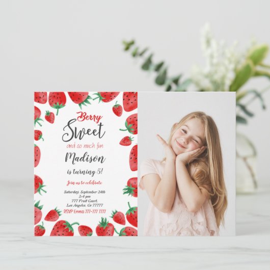 Aardbei verjaardagsfoto uitnodiging (Staand voorkant)