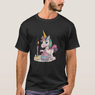 Aardbei verjaardagstaart in kostuum in eenhoornsti t-shirt