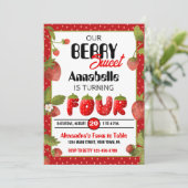 Aardbei Vierde Verjaardagsfeestuitnodiging Kaart (Staand voorkant)
