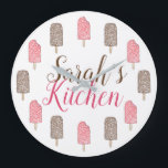 Aardbeien Chocolade Ice Cream Popsicles Kitchen Grote Klok<br><div class="desc">De muur is voorzien van een originele illustratie van de heerlijke aardbeienverkorte cake en chocolade eclair-ijsjes. Pas je aan voor een leuk keukenaccessoire. Dit foodie ontwerp is ook beschikbaar op andere producten. Er is ook een coördinatie van het fruitgethemd decor beschikbaar. Zie je niet wat je zoekt? Hulp nodig bij...</div>