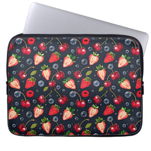 Aardbeien en kersen op een donkere achtergrond laptop sleeve