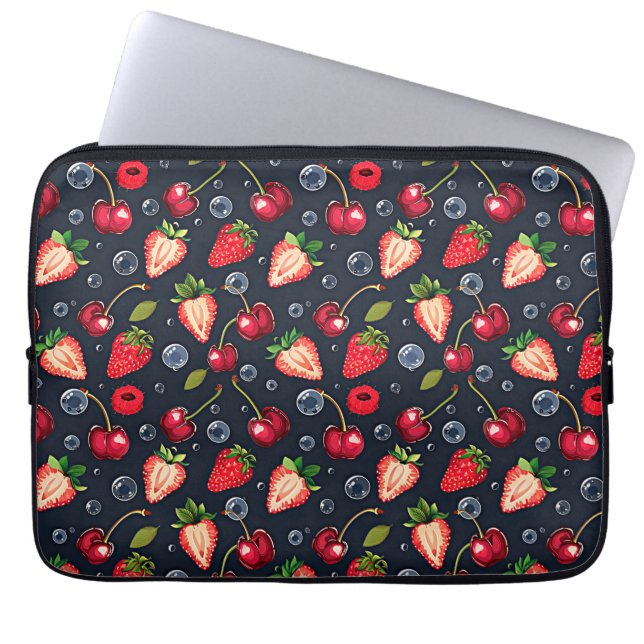Aardbeien en kersen op een donkere achtergrond laptop sleeve (Voorkant)