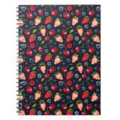 Aardbeien en kersen op een donkere achtergrond notitieboek (Voorkant)