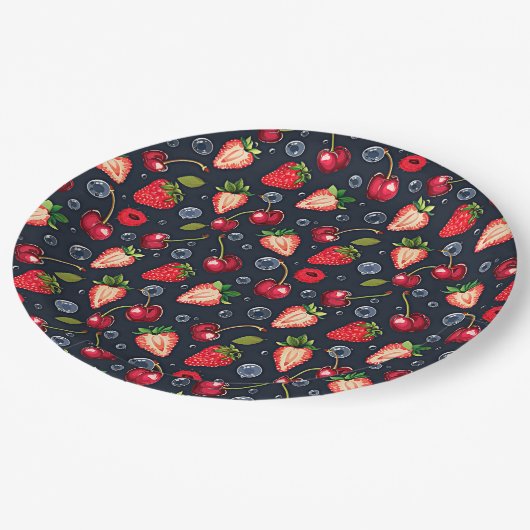 Aardbeien en kersen op een donkere achtergrond papieren bordje (Gekanteld)