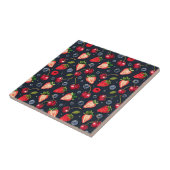 Aardbeien en kersen op een donkere achtergrond tegeltje (Zijkant)