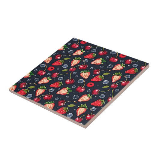 Aardbeien en kersen op een donkere achtergrond tegeltje (Zijkant)