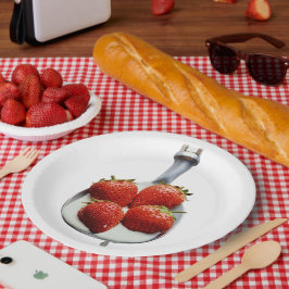Aardbeien en room. papieren bordje