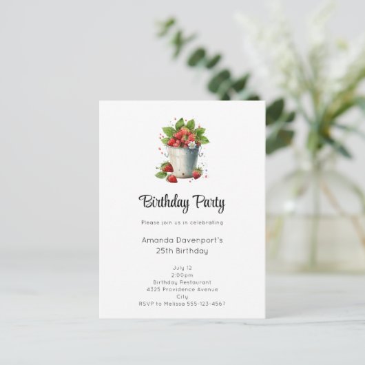 Aardbeien in een emmer Verjaardag Uitnodiging Briefkaart (Staand voorkant)