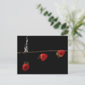 Aardbeien in water briefkaart (Staand voorkant)