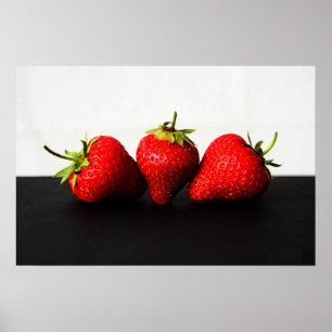 Aardbeien met een witte over een zwarte strook poster