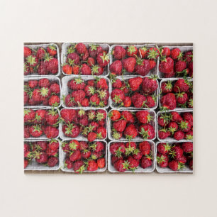 Aardbeien op de markt voor containers van de landb legpuzzel
