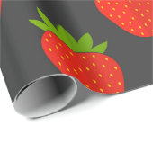 aardbeien op donkere achtergrond cadeaupapier (Rol Hoek)