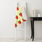 Aardbeien op gele sherpa deken (In situ)