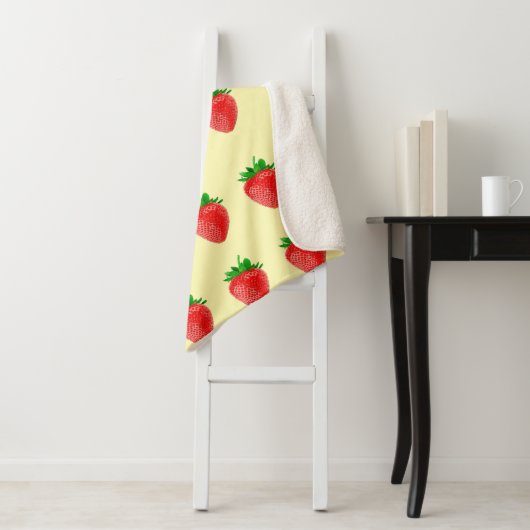 Aardbeien op gele sherpa deken (In situ)