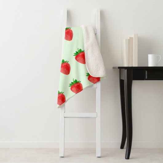 Aardbeien op groene Sherpa Deken (In situ)