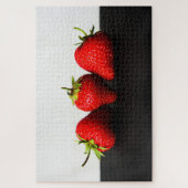 aardbeien op wit boven zwart 20x30 1014pc jpcn legpuzzel (Verticaal)