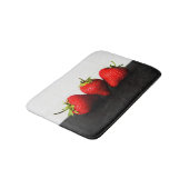 Aardbeien op wit over zwart BMCna Badmat (Gekanteld)