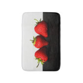Aardbeien op wit over zwart BMCna Badmat (Voorkant Verticaal)
