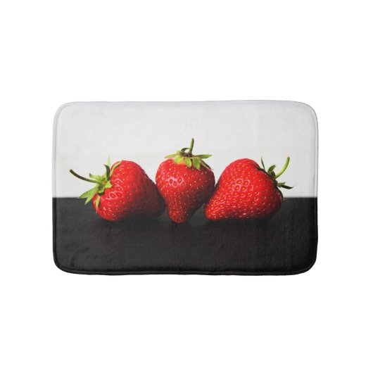 Aardbeien op wit over zwart BMCna Badmat (Voorkant)