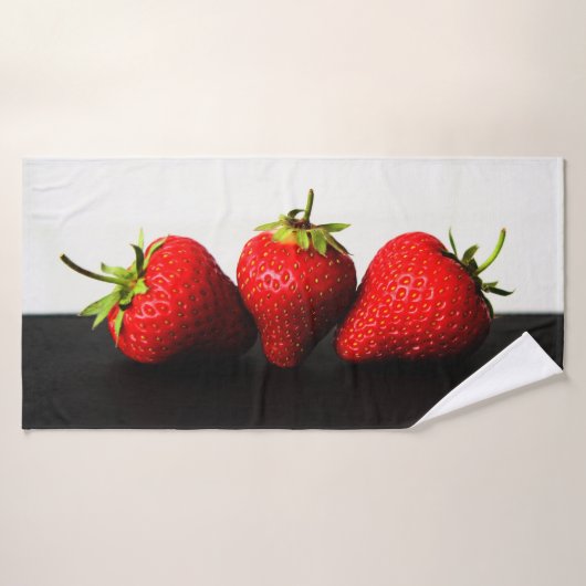 Aardbeien op wit over zwart BTCNA Bad Handdoek (Badhanddoek)