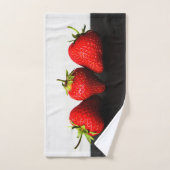 Aardbeien op wit over zwart BTCNA Bad Handdoek (Handdoek)