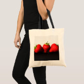 Aardbeien op wit over zwart BTCNA Tote Bag (Voorkant (product))