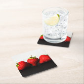 Aardbeien op wit over zwart coastercana kartonnen onderzetters (Insitu)