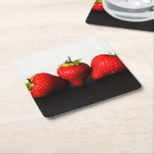 Aardbeien op wit over zwart coastercana kartonnen onderzetters (Schuin)