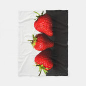Aardbeien op wit over zwart fbcnm fleece deken (Voorkant)