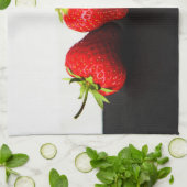 Aardbeien op wit over zwart ktcnm theedoek (Gevouwen)