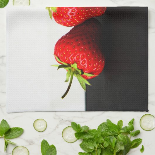 Aardbeien op wit over zwart ktcnm theedoek (Gevouwen)