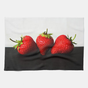 Aardbeien op wit over zwart ktcnm theedoek