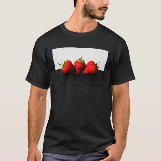 Aardbeien op wit over zwart mccna t-shirt (Voorkant)