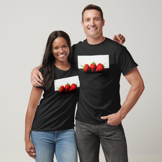Aardbeien op wit over zwart mccna t-shirt (Unisex)